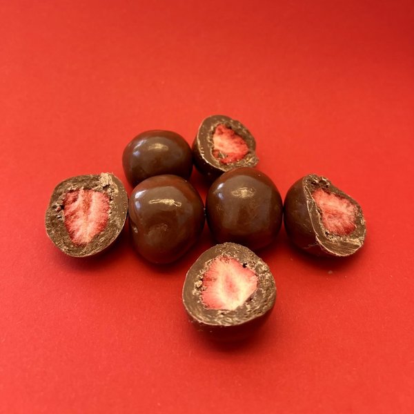 Strawberries, freeze dried | In milk chocolate (cocoa: 30% min.)